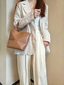 Vue détaillée du sac cabas pliable en cuir marron au design géométrique élégant.