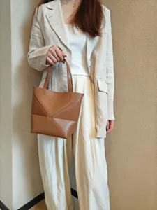 Sac cabas pliable géométrique marron, élégant sac à main en cuir pour le travail avec poignées.
