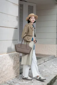 Minimalist leather shoulder tote bag, elegant style detail view, premium daily accessory.