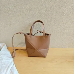 Sac cabas géométrique en cuir marron, élégant sac à bandoulière pour le travail quotidien.