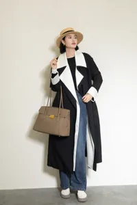 Detailed view of the elegant genuine leather commuting shoulder bag, retro design for women.