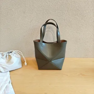 Sac cabas géométrique en cuir vert foncé, élégant sac porté épaule origami quotidien.