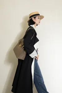 Detail view of the elegant leather shoulder bag with metallic lock, perfect for daily commute.