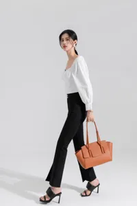 Elegant leather tote bag for modern women, premium cowhide shoulder bag with spacious capacity.