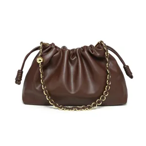 Sac pouch nuage marron foncé avec sangle chaîne en métal sac bandoulière souple plissé femme