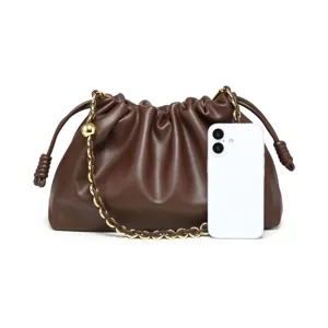 Sac pochette nuage froncé marron avec chaîne en métal et cuir souple pour femmes.