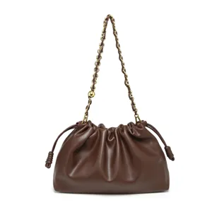 Vue détaillée du sac nuage en cuir marron avec chaîne dorée élégante et design plissé souple.