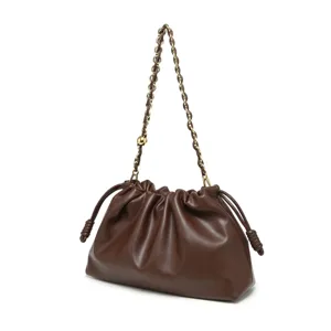 Sac bandoulière souple en cuir marron foncé froncé nuage avec bandoulière chaîne et cordon.