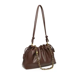 Élégant sac nuage en cuir marron avec cordon et chaîne dorée, sac à bandoulière souple pour femmes.