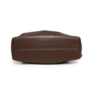 Vue de dessous détaillée du sac souple en cuir marron montrant des coutures soignées.