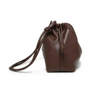 Sac bandouliere pouch en cuir marron, sac clutch souple avec fermeture a cordon chic.