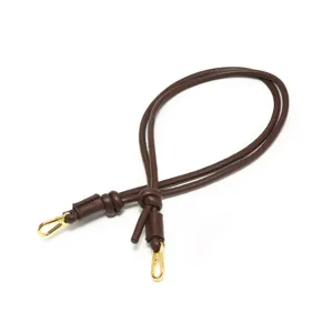 Bandoulière de rechange en cuir marron avec crochets dorés pour sacs à main élégante.