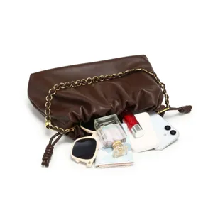Sac nuage souple froncé marron avec élégante bandoulière chaîne dorée pour femme.