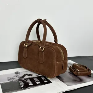 Braune Wildleder Bowling Handtasche für Damen, klassische Kissen Schultertasche mit Griff.