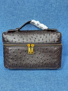 Bolso cosmetico marron con patron de avestruz y detalles de cuero trenzado, bolso retro.