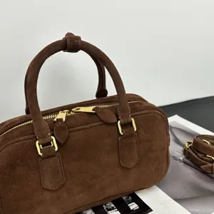 Braune Wildleder Bowling Handtasche, klassische Kissen Umhängetasche für elegante Frauen.