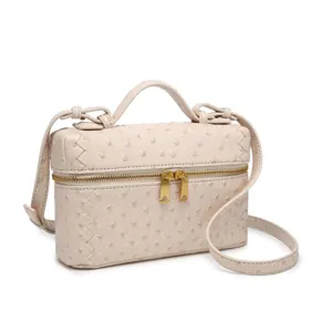 Bolso vanity beige de cuero con textura de avestruz, laterales trenzados y asa superior.