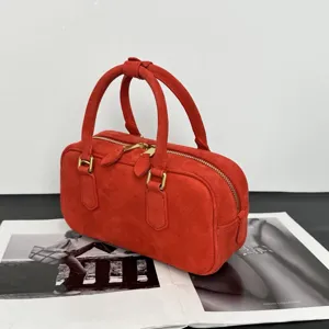 Rote Wildleder Bowling Handtasche mit Griffen und goldener Hardware, klassische Kissen Tasche.