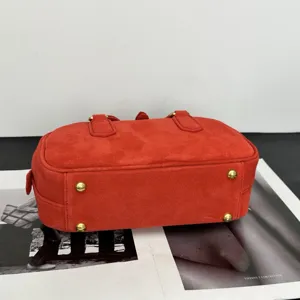 Rote Wildleder Bowling Handtasche Damen stilvolle Umhängetasche Retro Designer Stil Kissen Tasche