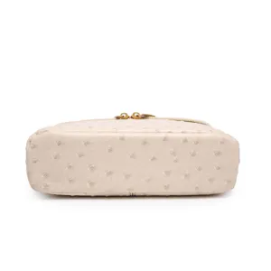 Bolso cosmetico de cuero con patron de avestruz beige, bolso retro elegante para mujeres.