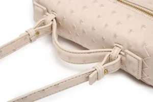 Primer plano detallado del asa y la correa para el hombro del elegante bolso de lujo.