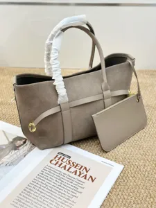 Bolso tote de ante de lujo con monedero, elegante bolso de mano estilo old money.