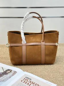Bolso tote de ante marrón para mujer, elegante bolso de hombro de cuero con gran cinturón.