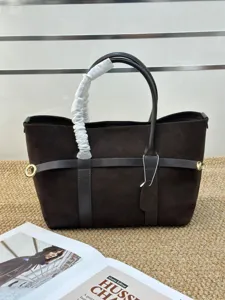 Lujoso bolso tote de ante para mujer, estilo old money bolso de cuero mate con anillos metalicos.
