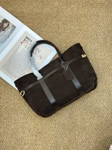 Bolso tote de ante marrón oscuro, estilo vintage old money de cuero mate, vista detallada.
