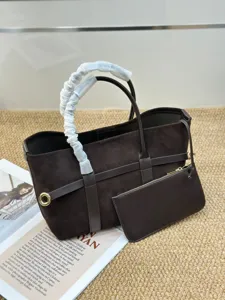 Bolso tote de ante marrón con monedero estilo lujo silencioso de cuero para diario