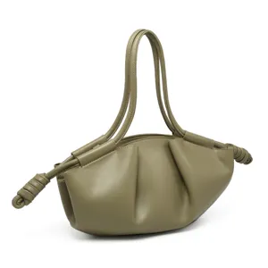 Sac à main élégant froncé vert olive avec poignée nouée et design chic en cuir.