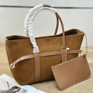 Bolso tote de ante marrón de lujo con bolsa a juego, elegante bolso de hombro de diseño.