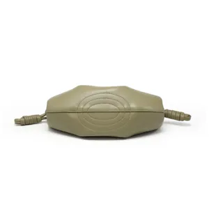 Élégant sac croissant en cuir vert olive avec des détails noués et de jolies surpiqûres.