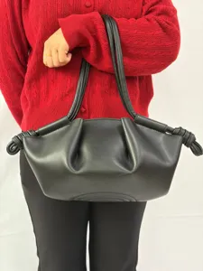 Sac nuage fourre-tout noir en cuir tendance avec design plissé et détails de nœuds.