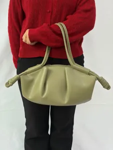 Vue détaillée de l'élégant sac cabas plissé vert olive avec poignées nouées élégantes.