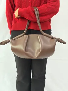 Élégant sac à main plissé marron foncé style boulette avec détails de nœuds pour femmes chic.