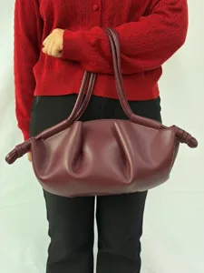 Vue détaillée du sac nuage en cuir plissé bordeaux, design de poignée nouée élégante.
