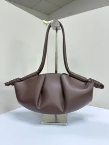 Vue détaillée du sac nuage plissé marron, mettant en valeur les fronces et la texture.
