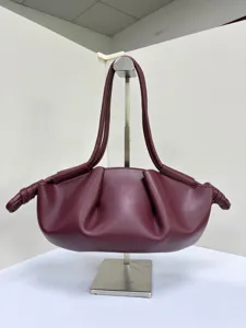 Vue détaillée du sac à main nuage plissé en cuir bordeaux avec doubles lanières