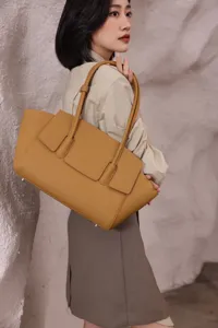 Elegant leather tote bag for women, premium commuter shoulder bag with large capacity design.