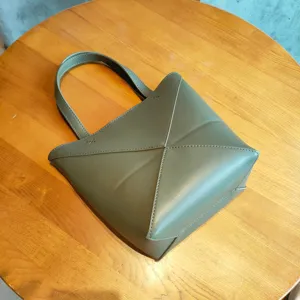 Sac cabas géométrique pliant en cuir vert olive, sac à main élégant pour le travail.