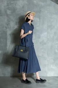 Premium top-layer cowhide women shoulder bag, vintage large capacity leather briefcase work bag.