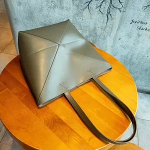 Vue détaillée du sac cabas pliant en cuir élégant avec motif géométrique pour travail.