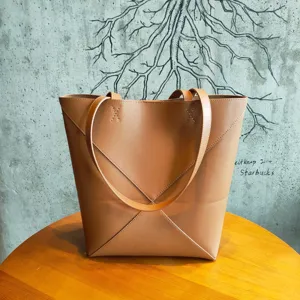 Grand cabas geometrique repliable en cuir marron, sac a main elegante pour le travail.