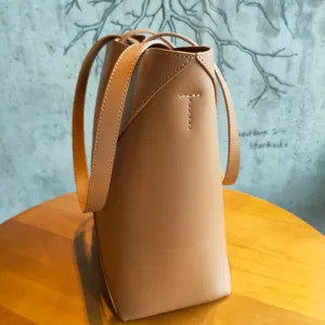 Grand cabas géométrique pliable, sac à main fourre-tout en cuir de vachette souple.