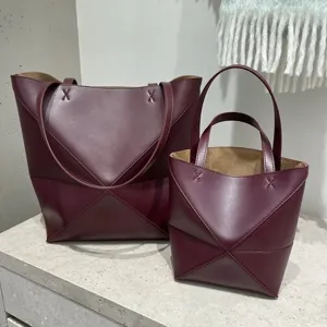 Ensemble de sac cabas pliant géométrique en cuir bourgogne, détail élégant de sac fourre-tout.