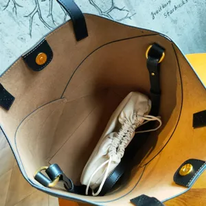 Grand sac cabas en cuir de vachette géométrique épissé, vue détaillée de l'intérieur pour le travail.