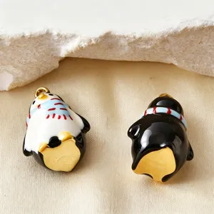 Detailansicht von zwei niedlichen 3D-Pinguin-Anhängern aus Edelstahl für DIY-Schmuckarbeiten