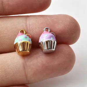 Λεπτομερής μακροφωτογραφία από γούρια cupcake από ανοξείδωτο ατσάλι 316 στα δάχτυλα