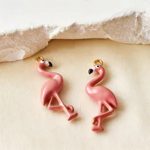 Makrodetail von 3D-Rosa-Flamingo-Anhängern für die DIY-Schmuckherstellung aus Edelstahl